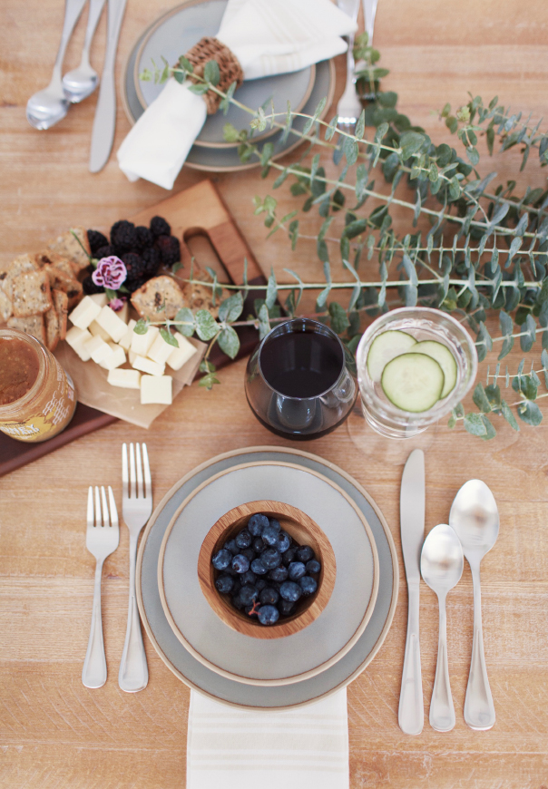 Neutral Summer tablescape