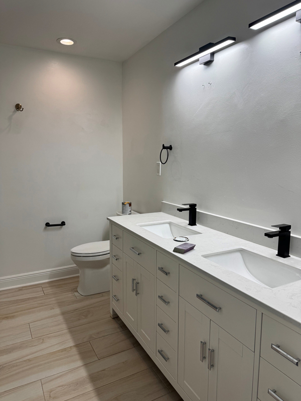Cozy earthy bathroom reveal in a 1950s Florida home